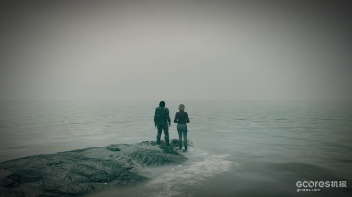 和莎拉·摩根合影于某雾气重重的海岸边