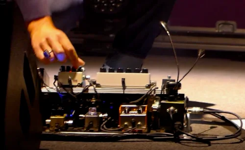 Ed 在调他的 BOSS DD-5，2016年6月1日 Lyon 场的 Exit Music（for a film）演出期间（YouTube）。