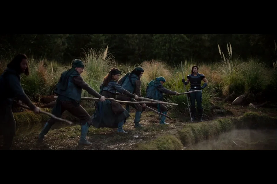 《曼达洛人》第三集，村民接受训练以迎击掠夺村庄的克拉图因人