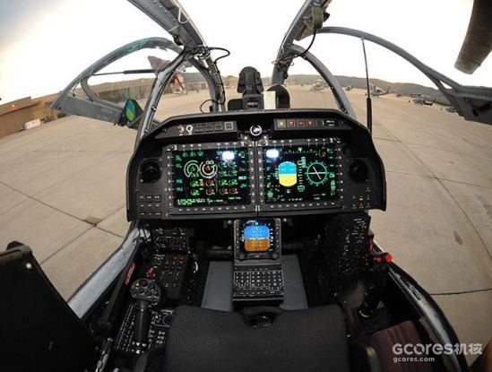 前后驾驶舱布局基本相同,而且前后驾驶舱均能驾驶直升机.