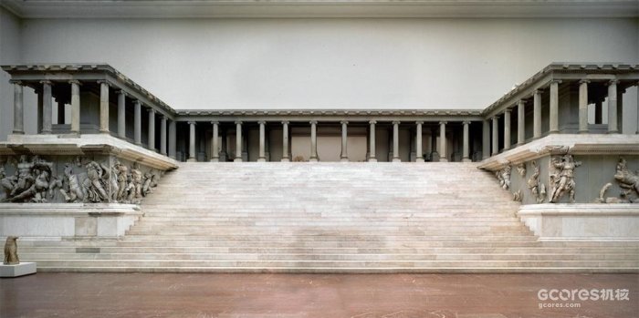 宙斯祭坛西立面复原像。土耳其，帕加马，建于前175年。希腊化时期经典建筑。复原像现存于柏林国家博物馆。图自wikipedia