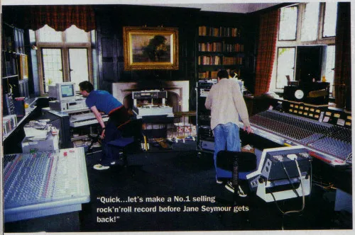 一张照片：Thom 和 Nigel 在 St Catherine‘s Court 的控制室里，当时他们正在录制 Radiohead 的专辑《OK Computer》。这台 MTA 980在这张图的右侧，而一台 Soundcraft Spirit 24在左侧。图自 Nigel 1997年接受 The Mix 采访的文章，由 citizeninsane 扫描。