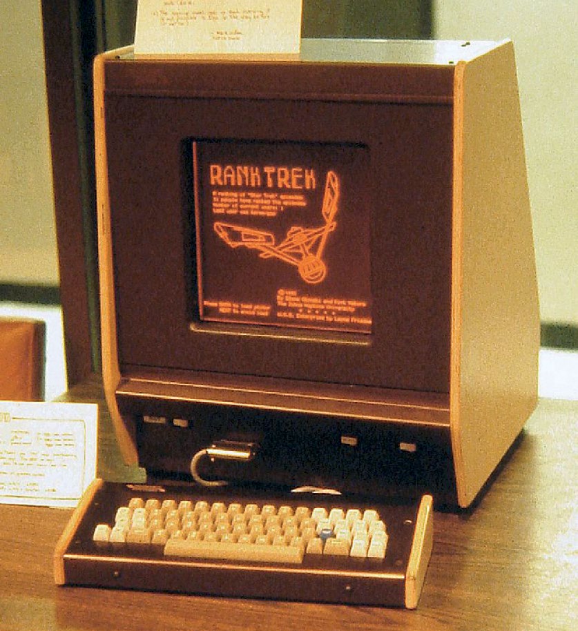 这是一个柏拉图系统的终端，以及它的橘色等离子屏幕。截至 1976 年世界上共有 950 个这样的终端。