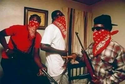 苏吉奈特是血帮成员，以红色为主色调。血帮，也被称为Original Blood Family，包括被称为“sets”的各种子帮派。血帮的历史可以追溯到20世纪60年代，为了应对势力广大的瘸帮，几个成员联合起来组建了如今的血帮，从此Bloods(血帮)就成为了防止瘸帮袭击的组织，所有不想加入瘸帮或者受瘸帮迫害的人都可以加入，并且获得庇护。