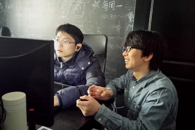 一副“跪求”的状态，显示了他们俩之间的关系