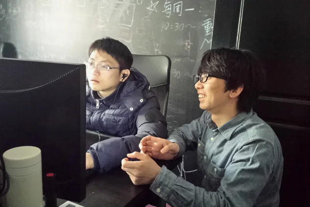 一副“跪求”的状态，显示了他们俩之间的关系