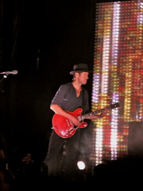 一张照片：Ed 弹着 Gibson ES-335吉他，摄于 Radiohead  在2012年6月15日的 Montreal 现场（girllilikoi）[2]