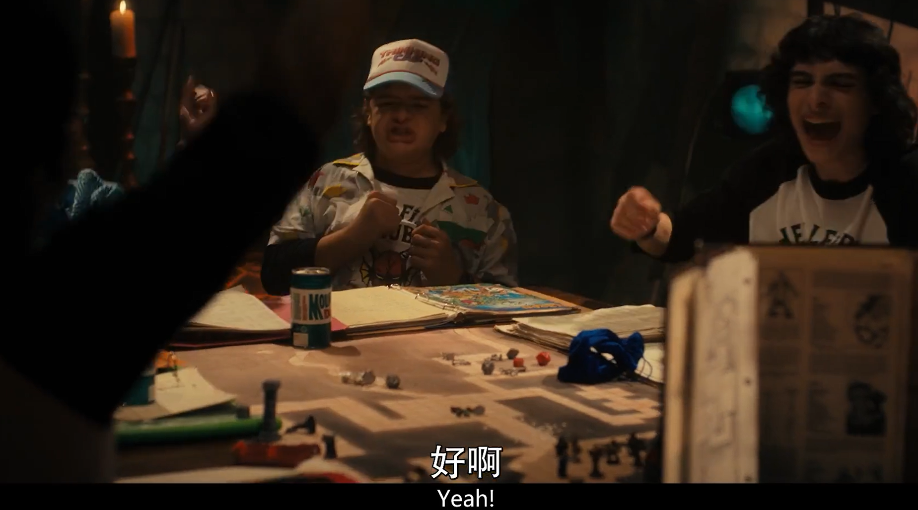 美劇《怪奇物語》中的跑團場景,可見桌上的地圖