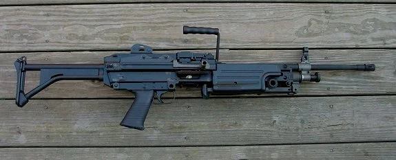 早期的M249,与Minimi的区别就是护木花纹