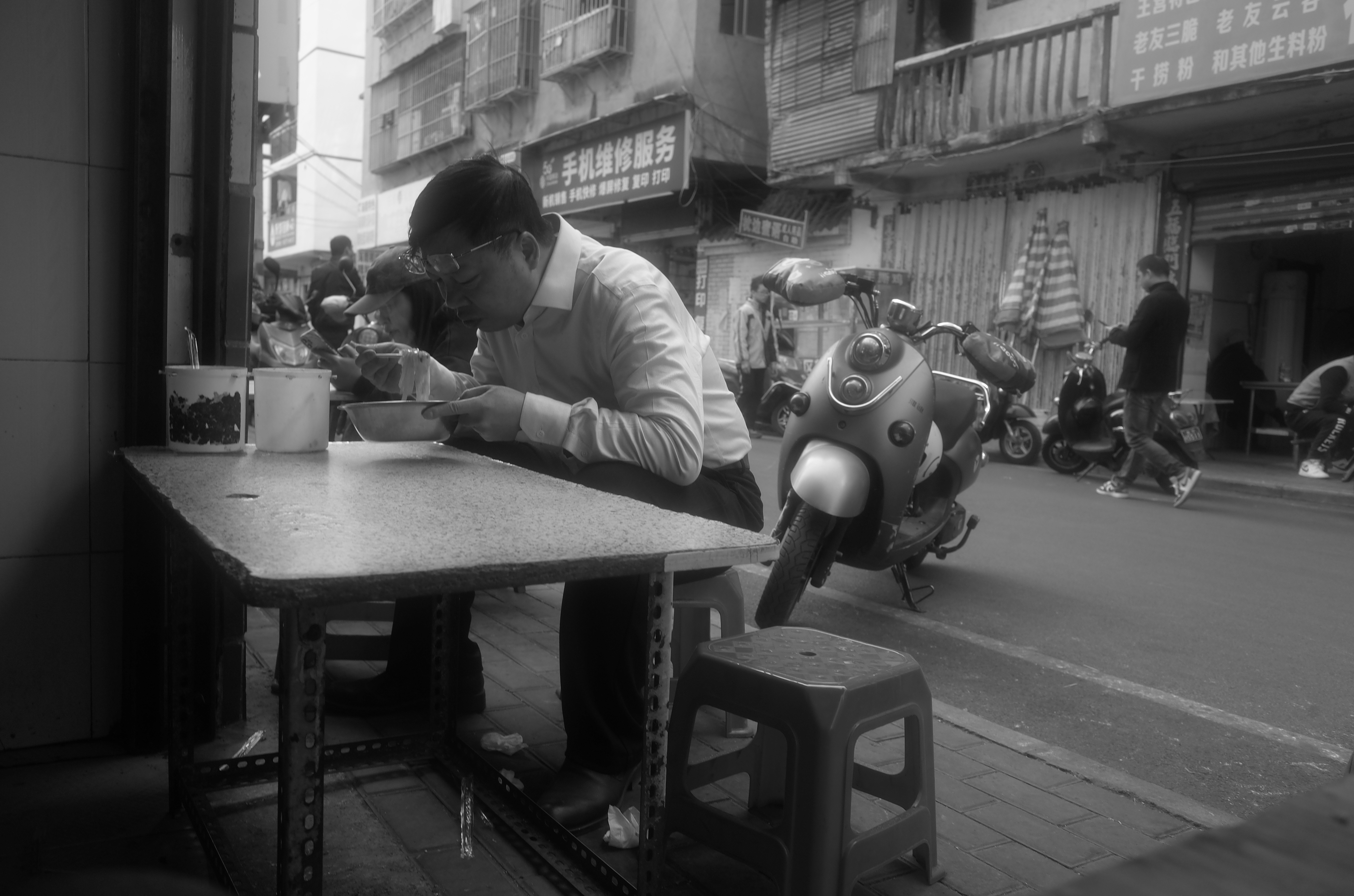 背向街道专心嗦粉