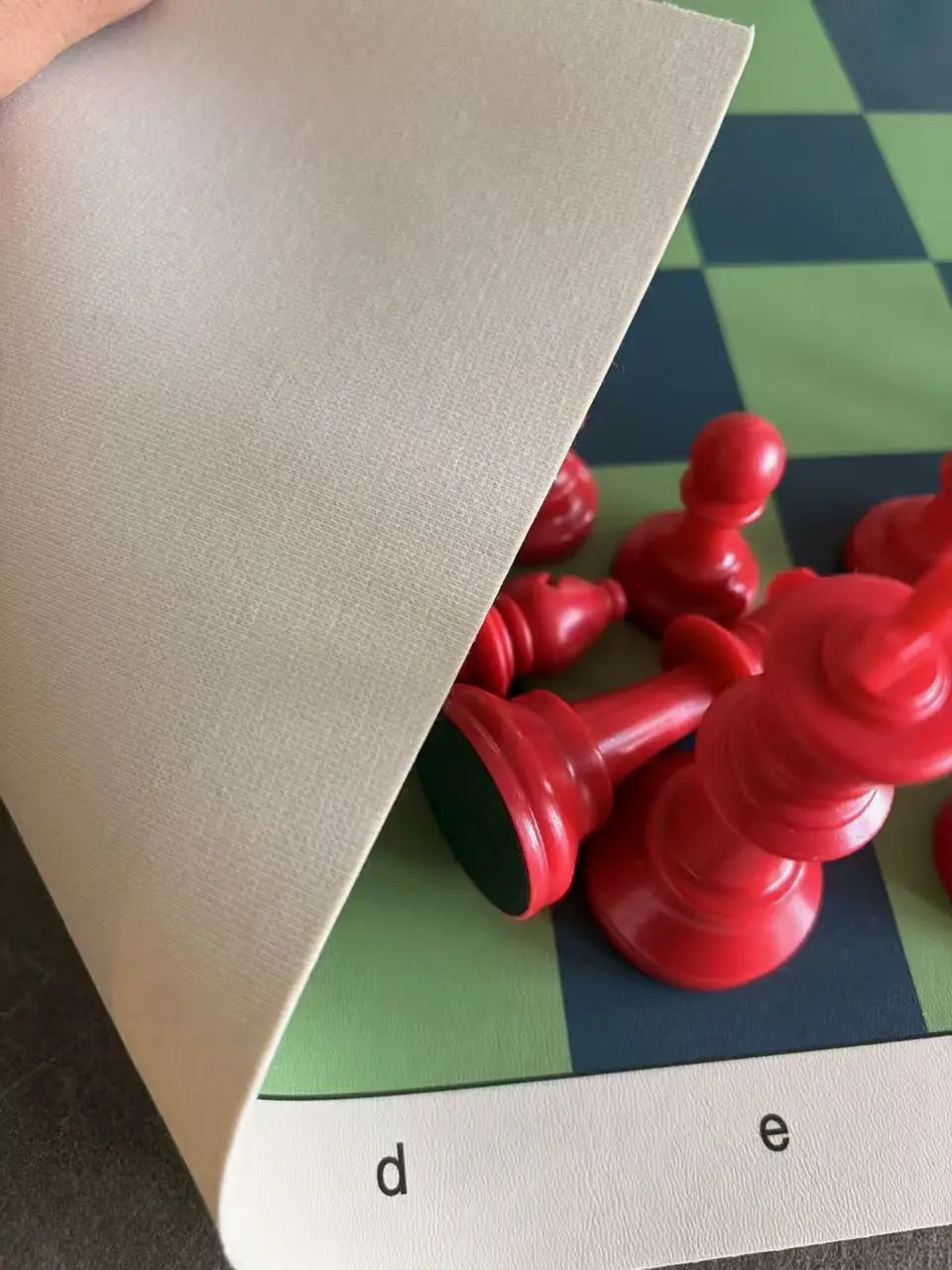 可以直接看到乙烯基的纤维面，同时也提供了一定的摩擦力。