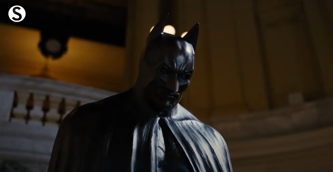 除了在電影中最後登場，該雕像也入駐了蝙蝠俠博物館