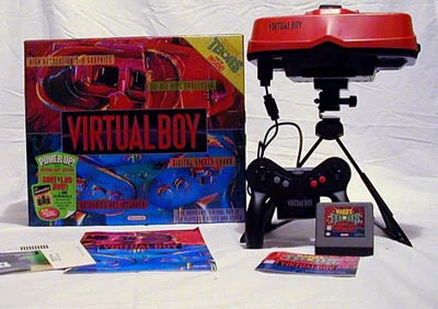 「Virtual Boy」這個機器可比遊戲要有意思的多，為「任天堂」在1995年推出的一款32位的頭戴式主機，也是第一款能夠顯示立體3D圖像的機器，其原理主要是利用視覺差來做到3D效果。 機器從研發到生產總共投入了四年時間，還曾經在中國建廠，但礙於生產成本過高和對人體的健康損害導致了項目重心逐漸移至「Nintendo 64（N64）」的開發上，結果到1996年就宣佈停產了，最終也只上架了22款遊戲。