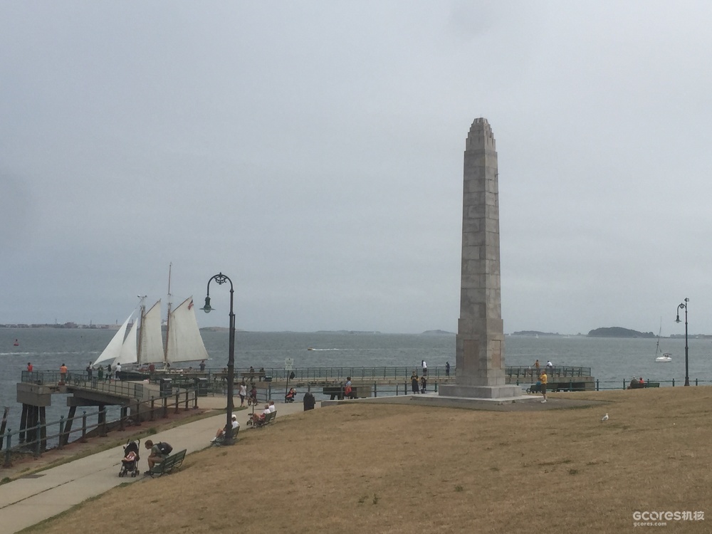 堡垒旁边的纪念碑和帆船
