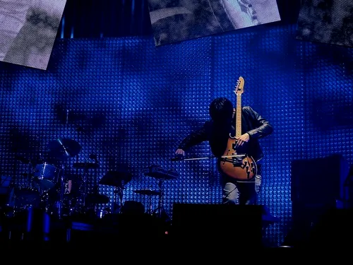 Jonny 在现场表演 Pyramid Song 的时候用大提琴琴弓演奏这把 Fender Starcaster[2]
