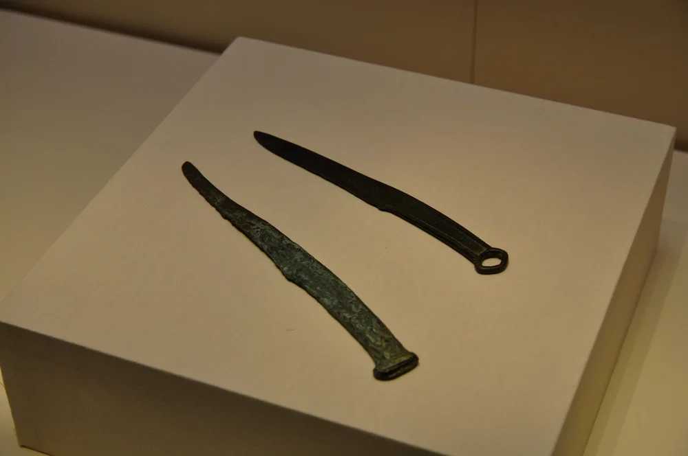 中国的青铜短刀，有着和Kopis类似的反曲设计。此图由笔者本人拍摄。