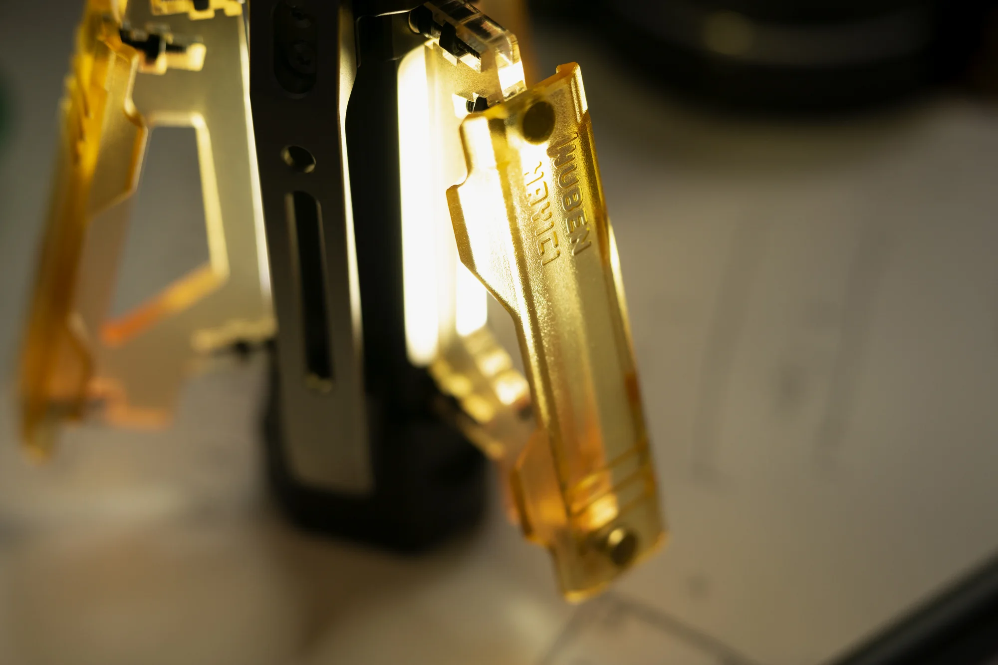 不过因为安装螺丝有点长，又不想灯片离太开，做了个小落差设计。