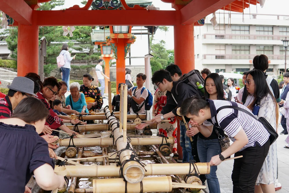 神社前的水只能漱口，不能喝的哦（亏你能说的出来，也不想想是谁当时一咕噜就下去一大口？）