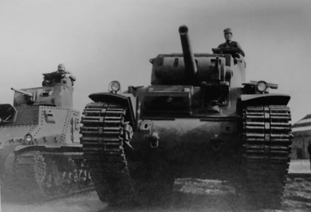 注意图片左边M3坦克铆接结构的车体装甲