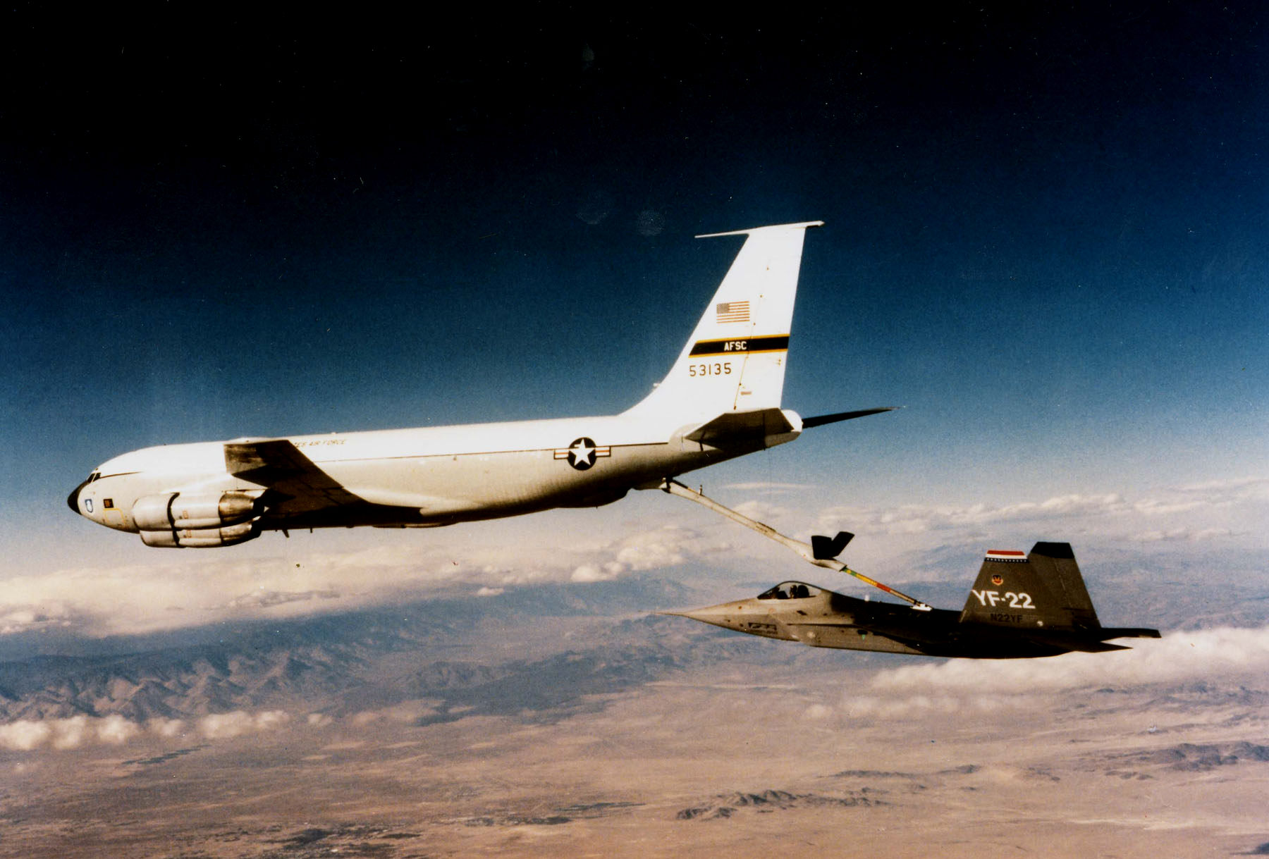 1990年10月26日，10月26日进行了首次空中加油能力验证。一架KC-135负责为YF-22 PAV-1进行空中加油测试。