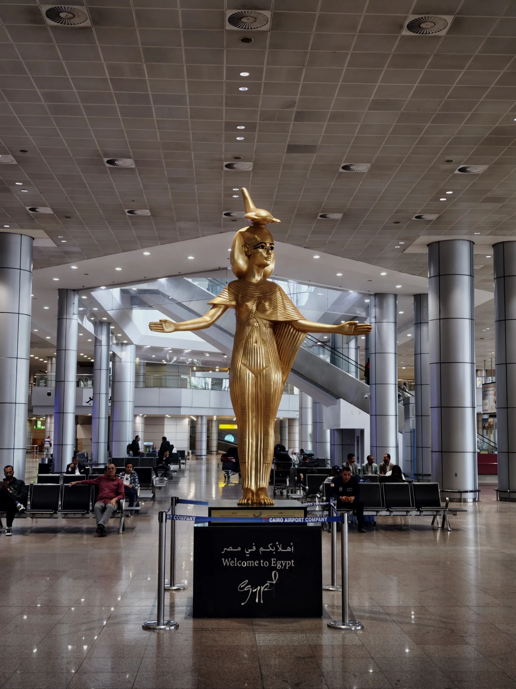 开罗国际机场内的雕像