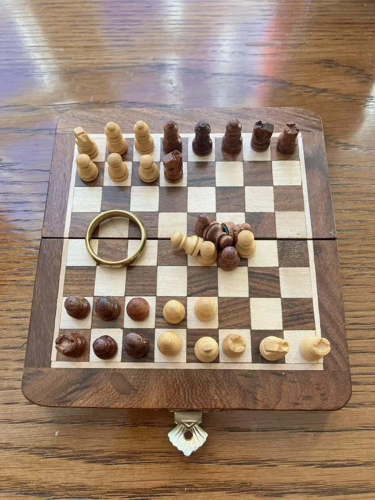 这一张就是“一坨”的状况了。异性相吸只是开始，棋子倒下之后磁力线横置变成双向插头，谁都勾引。