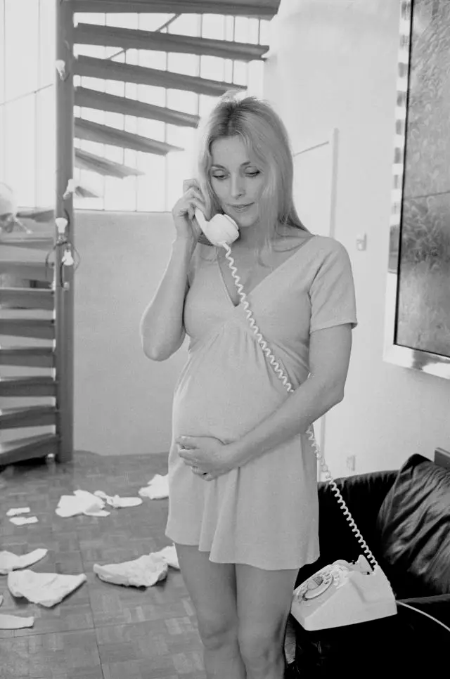 Terry O'Neill 镜头里正在孕期中的莎朗·塔特