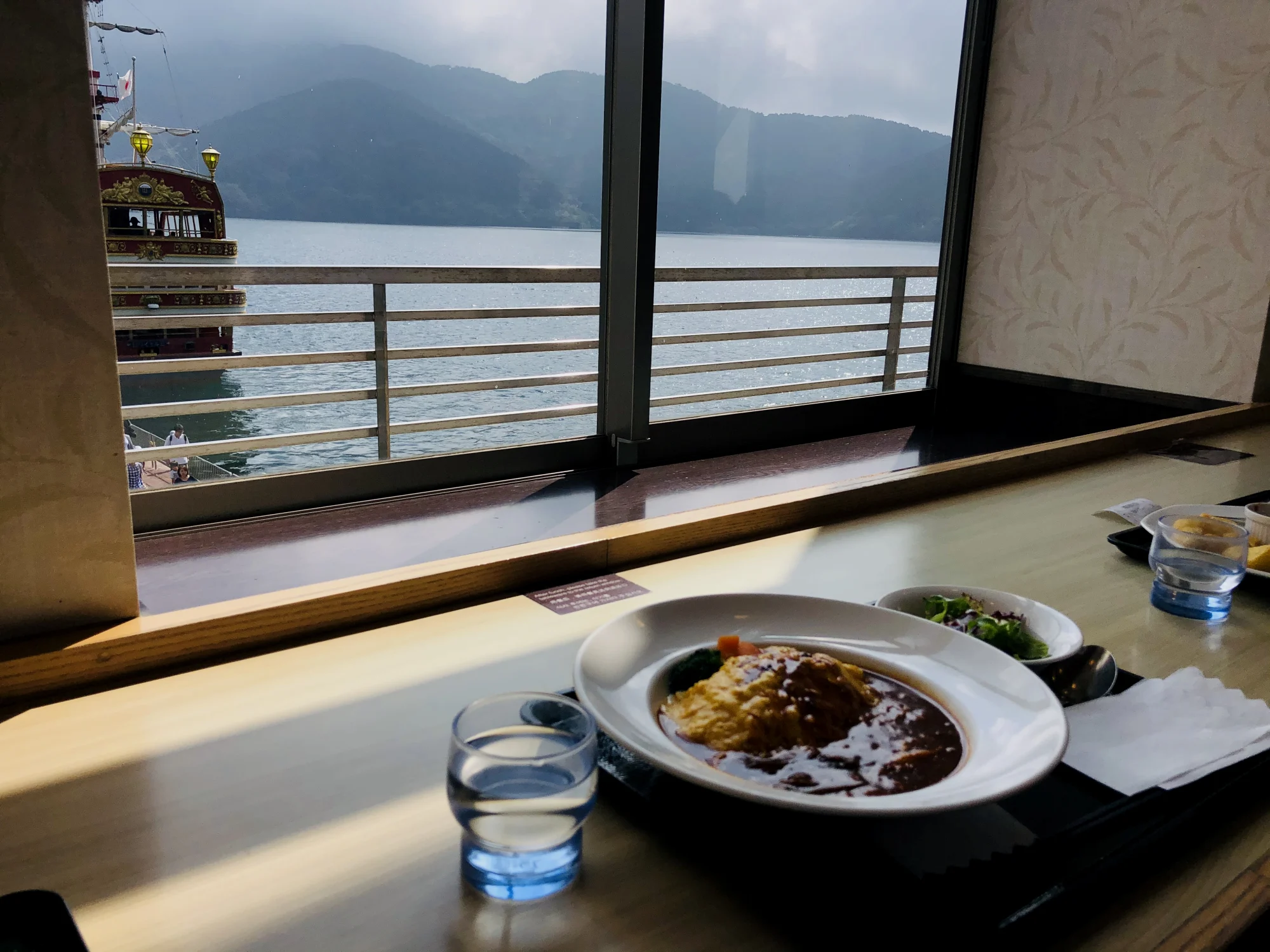 坐在窗边的临湖餐位，边聊天边享受美味的咖喱定食真是一件很惬意的事