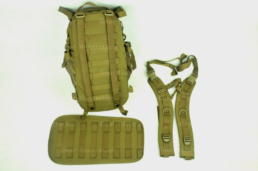这款背包可以直接安装在战术背心上，还可以装上背带和衬板独立使用