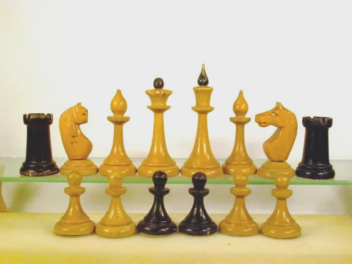 圣彼得堡博物馆藏品。请注意宽大的底座，这套棋没有做底部配重，用宽大的底面积保持棋子稳定性。