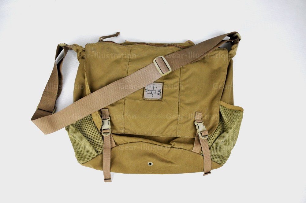 笔者最喜欢的信使包，Eagle Industries的Courier Bag，背带两端是缝死的，无法开环