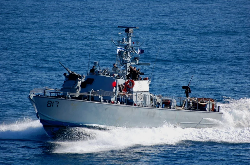 “德沃拉”817号的图片，2013年。该艇为高速巡逻艇，也可以发射地狱火反舰导弹。