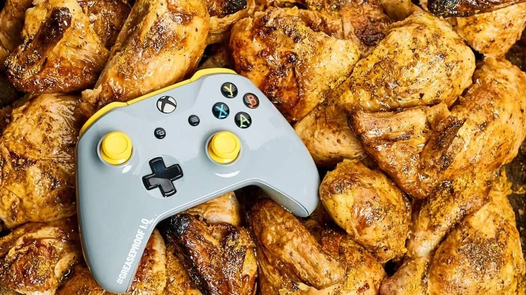 边打游戏边吃鸡的终极解决方案，微软推出《绝地求生》主题 Xbox One 防油手柄