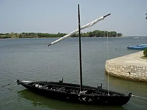 复原的11世纪末-12世纪初的孔杜拉船，长度只有7-8米，船身细长无龙骨，可以被拖上岸