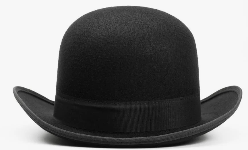 在1927年洛厄尔组织的委员会调查中，布伦特里警察局长承认，在谋杀案发生一整天后。他在犯罪现场发现了这顶帽子，在它后面撕开了一个小口。 