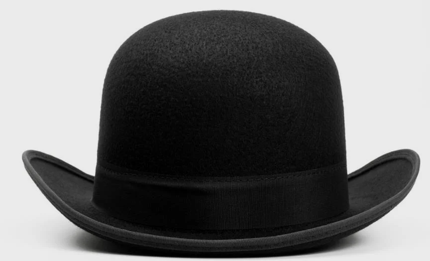 在1927年洛厄尔组织的委员会调查中，布伦特里警察局长承认，在谋杀案发生一整天后。他在犯罪现场发现了这顶帽子，在它后面撕开了一个小口。 
