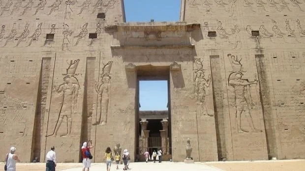 埃德府（Edfu）的荷鲁斯神庙实景，这是正门