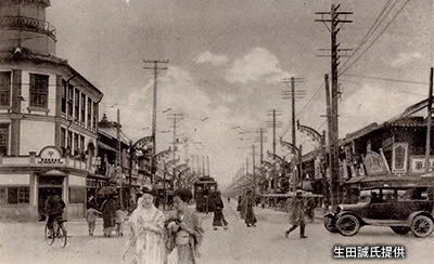 这些场景应该取材于真实照片，这些照片摄于战前的吴市，吴市行政上也属广岛县治下，注意和动画中结构相同的路灯