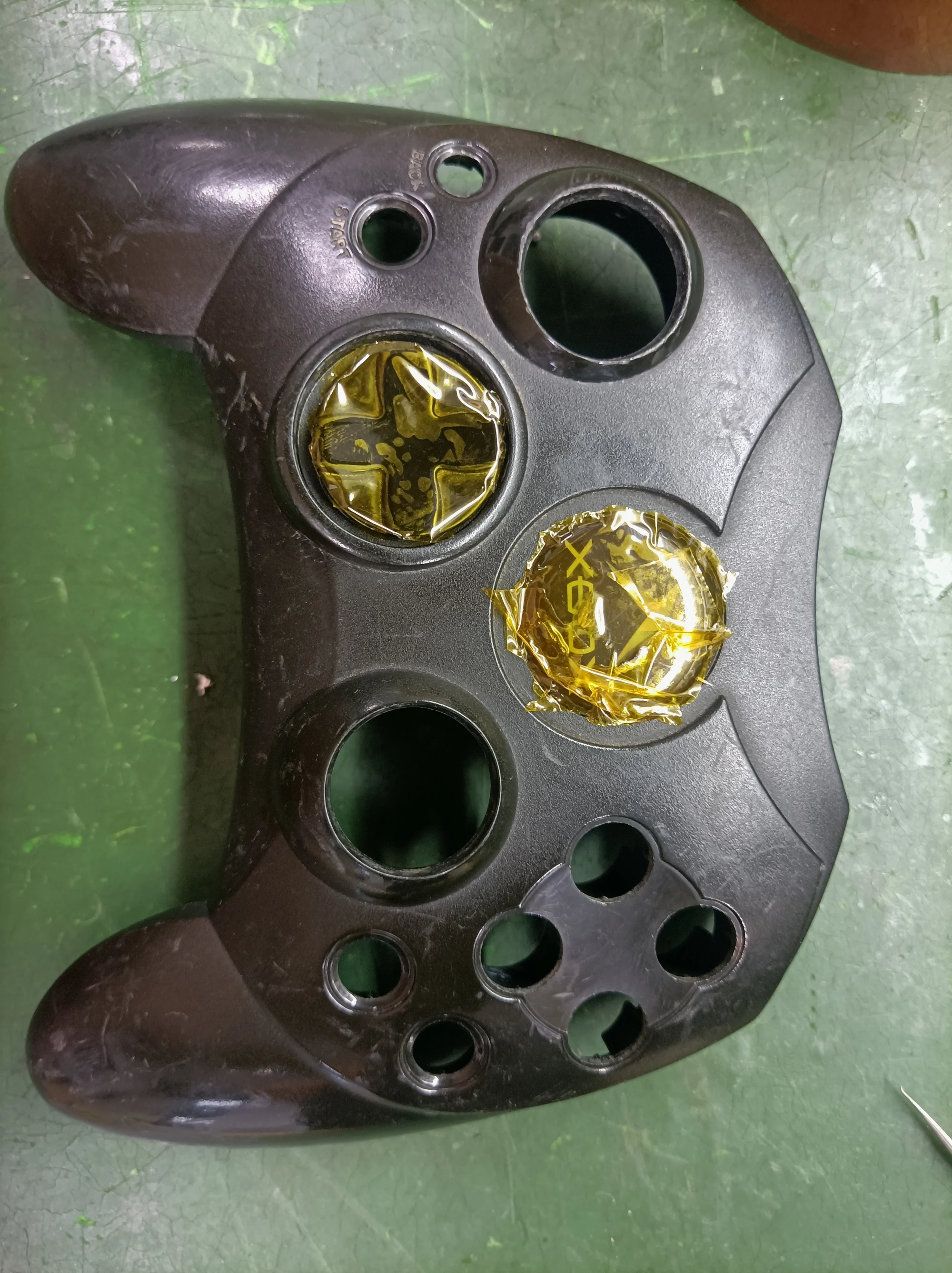 正面的模具D-PAD和塑料标志拿隔热胶带遮下，D-PAD遮一下主要还是防止怕喷漆影响手感