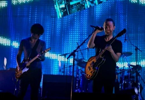 一张照片：Thom 在2010年弹着他的吉他（doylezd）。