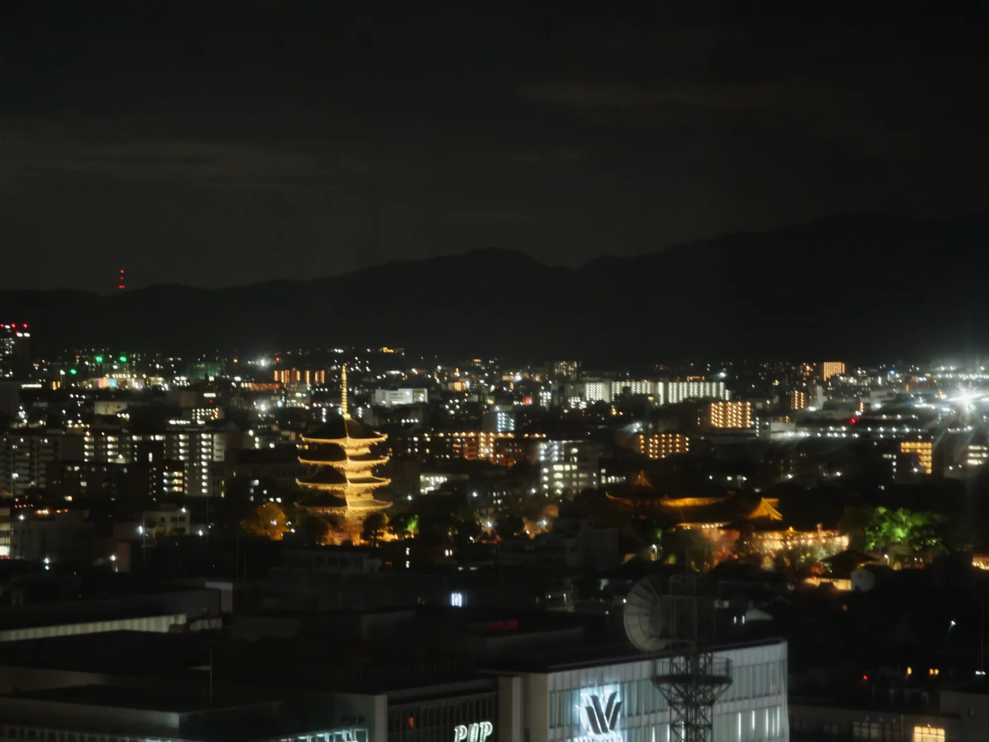 从京都站顶层观景台眺望东寺的夜景