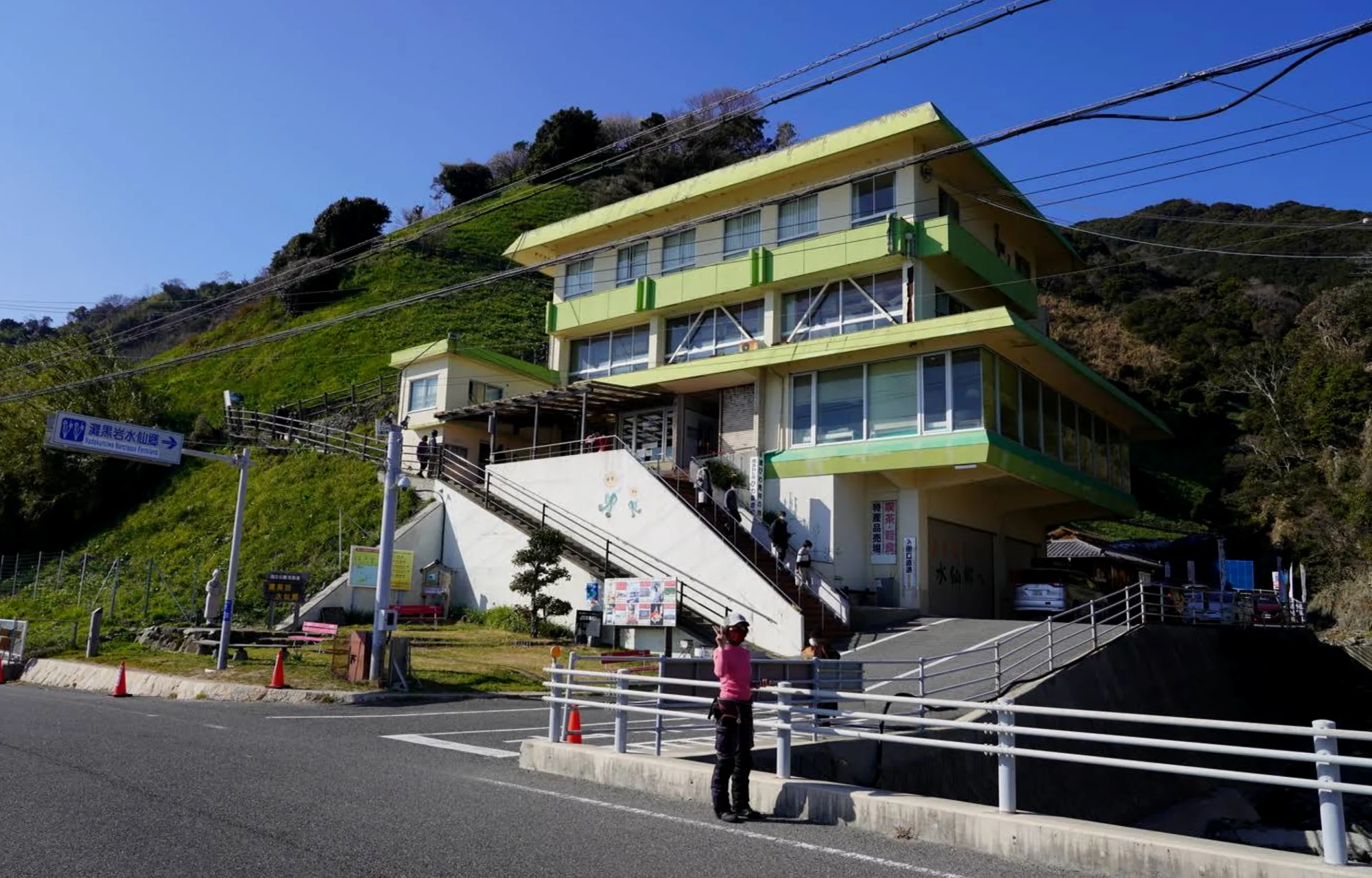 咖啡馆之前是一座三层小楼。注意左侧的观景步道，这次去巡礼的时候步道已经不存在了，而且坡度比以前似乎也陡了一些