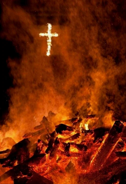 燃烧十字架的行为充满了邪教的意味
