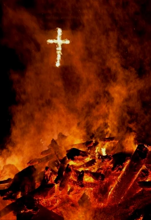 燃烧十字架的行为充满了邪教的意味