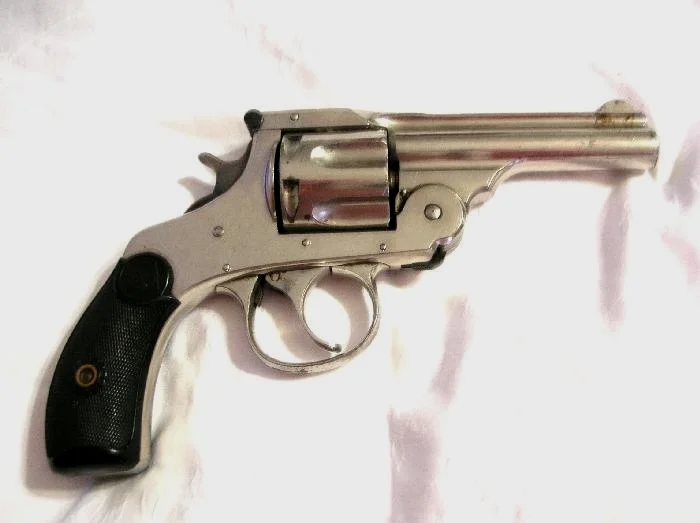 亚历山德罗·贝拉尔德利的点38口径哈林顿和理查森左轮手枪（Harrington & Richardson top break revolver），他的枪没有从现场找到