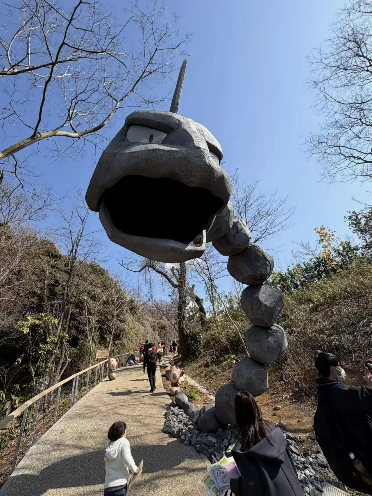 这大岩蛇砸下来，不得青一块紫一块的