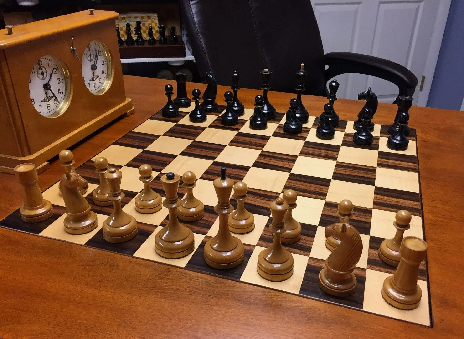 苏联棋子经典棋子Ботвинник-Флор II （Botvinnik-Flohr II）， 塔尔爱用的棋。名字来自鲍特威尼克和弗洛西的苏联冠军赛。以此两人命名的有两套，1933年套称为 I ，1935年套称为 II。33年套更接近西方设计。