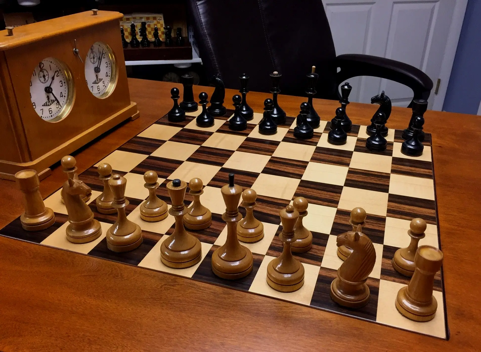 苏联棋子经典棋子Ботвинник-Флор II （Botvinnik-Flohr II）， 塔尔爱用的棋。名字来自鲍特威尼克和弗洛西的苏联冠军赛。以此两人命名的有两套，1933年套称为 I ，1935年套称为 II。33年套更接近西方设计。