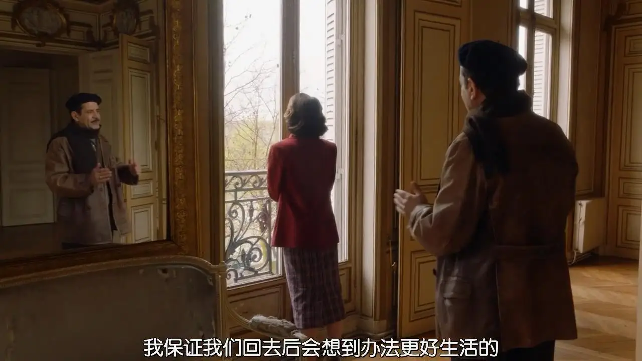 这一幕发生在Abe劝说Rose离开巴黎的时候，Rose站在光亮的窗前投下的是她悲伤的阴影，窗台的门框将Rose与Abel分割，而镜子里重叠的Abe的影像加强了他所带来的压迫感
