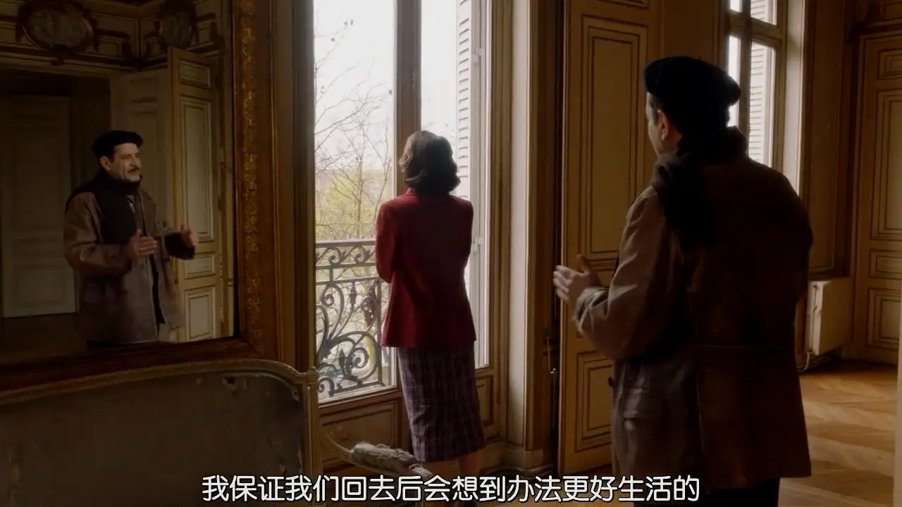 这一幕发生在Abe劝说Rose离开巴黎的时候，Rose站在光亮的窗前投下的是她悲伤的阴影，窗台的门框将Rose与Abel分割，而镜子里重叠的Abe的影像加强了他所带来的压迫感